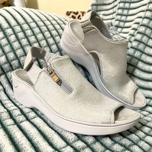 Bzees Wedge Sandals Women’s 8 - Silvery Gray